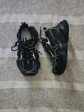 Black Chunky Sneakers with Contrast Piping